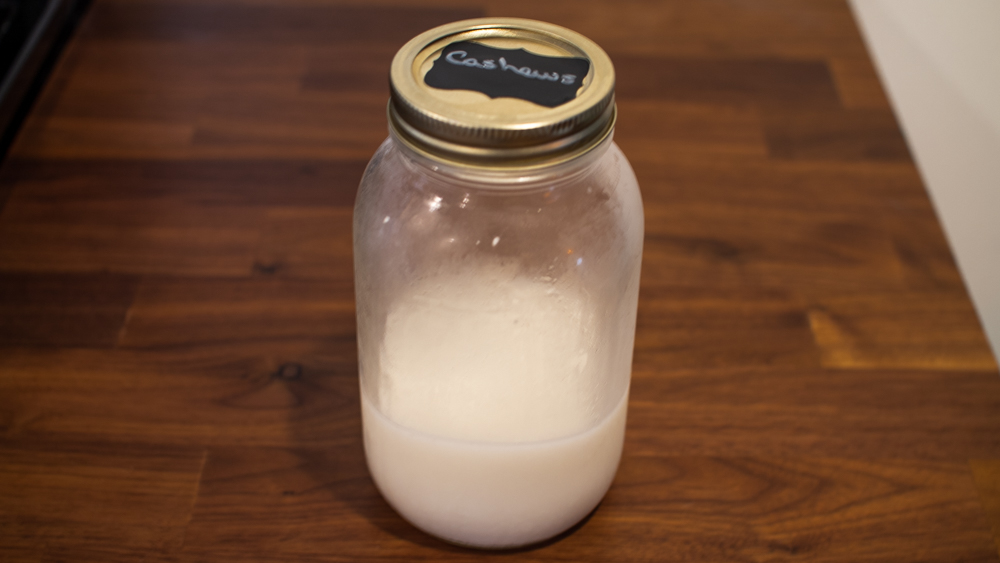 Homemade cashew milk to avoid plastic