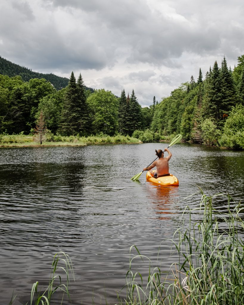 Kayaking on the lake at Noge, a cabin in Quebec for your weekend getaway from Montreal