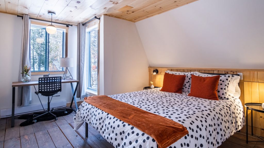 The third bedroom with the working desk at Chalet Hygge