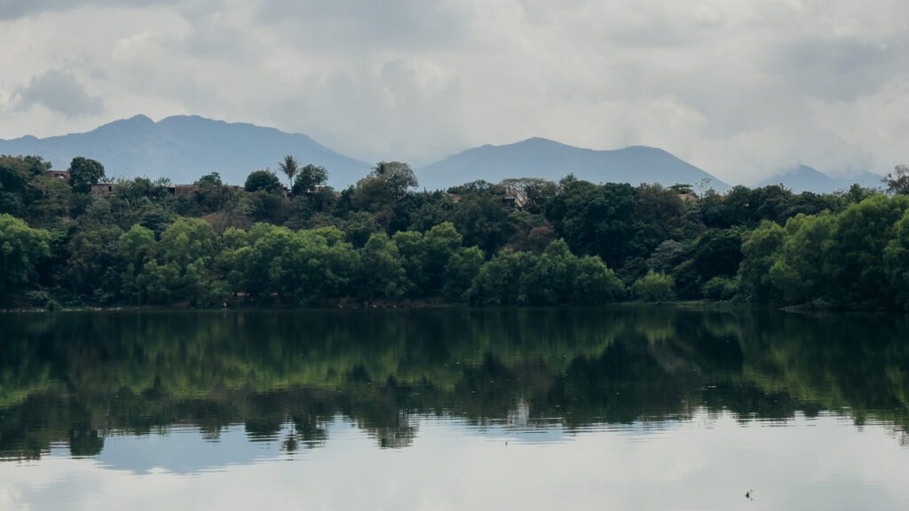 Laguna Cuzcachapa, a lake near Tazumal. One of the best day trips from Santa Ana El Salvador