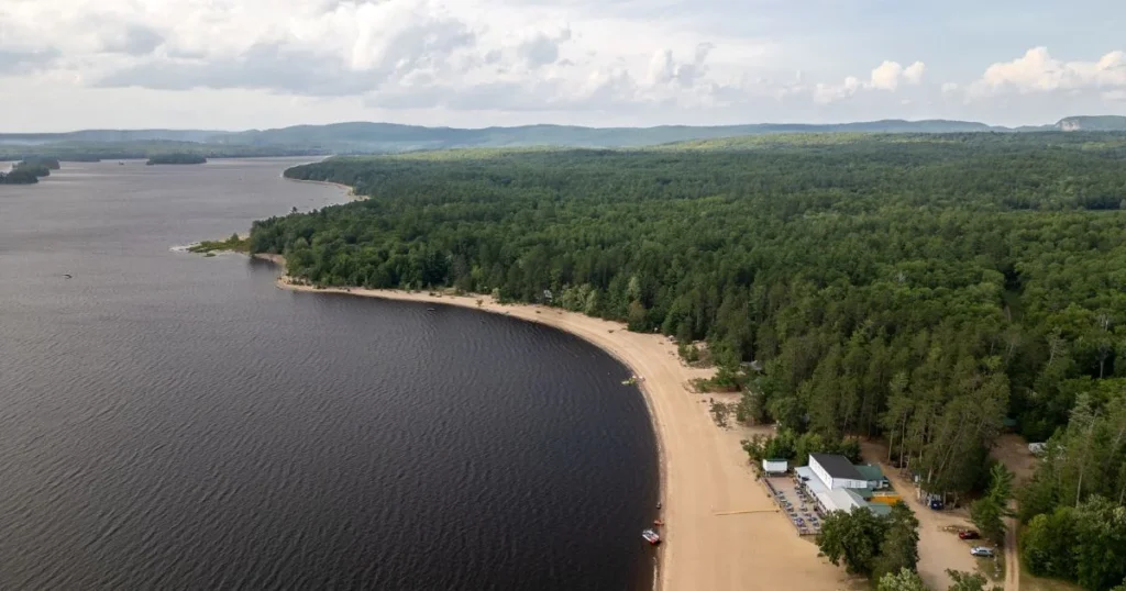 Hotel Pontiac & its beach. Located on Route 148 in the Outaouais, a perfect RV stop for vanlifers. View of the Ottawa River
