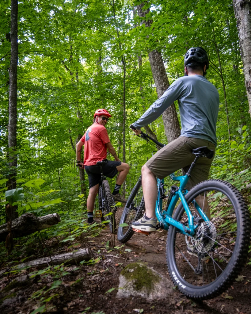 Mountains biking at Leslie Park. RV stop on Route 148 for vanlifers in the Outaouais. Things to do in the Outaouais